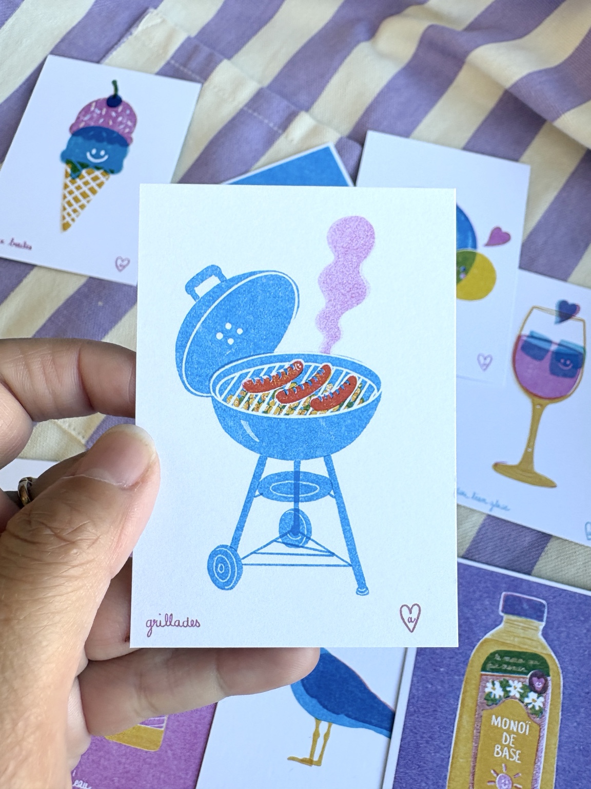 Une mini illustration Cool Things tenue à la main